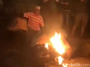 Warga Pasuruan Bakar Motor Milik Pria Dicurigai Pelaku Curanmor