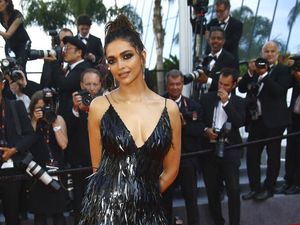 Deepika Padukone Cantik Bak Black Swan di Festival Film Cannes