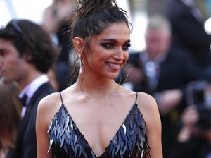 Deepika Padukone Jadi Sorotan Gegara Naik Pesawat Kelas Ekonomi Deepika Padukone Jadi Sorotan Gegara Naik Pesawat Kelas Ekonomi