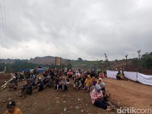 Tuntut Pembebasan Lahan, Warga Duduki Ruas Tol Cisumdawu Seksi II