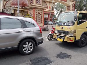 Jalan Tole Iskandar yang Berlubang Diperbaiki Dinas PUPR Kota Depok Jalan Tole Iskandar yang Berlubang Diperbaiki Dinas PUPR Kota Depok