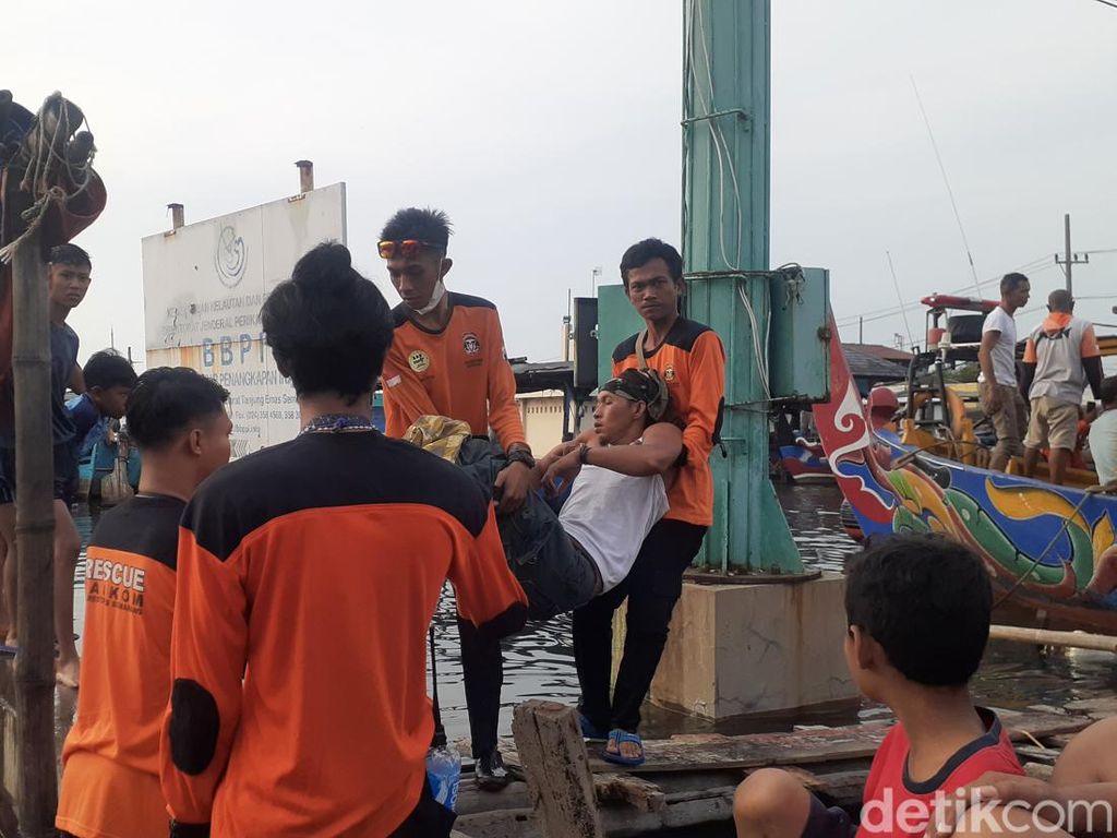 Ratusan Pekerja di Pelabuhan Tanjung Emas Terjebak Banjir Rob Dievakuasi