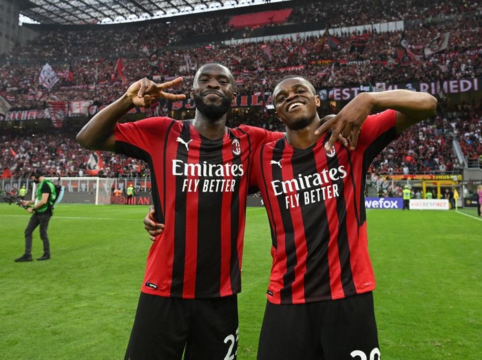 MILAN, ITALY - MAY 15: Pierre Kalulu and Fikayo Tomori of AC Milan celebrate the win at the end of the Serie A match between AC Milan and Atalanta BC at Stadio Giuseppe Meazza on May 15, 2022 in Milan, Italy. (Photo by Claudio Villa/AC Milan via Getty Images)