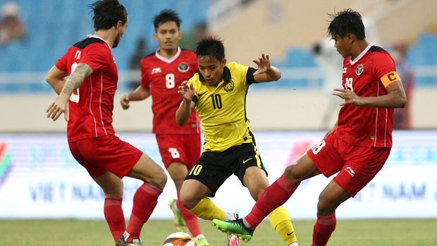 GAMES-SEA/ Southeast Asian Games - Men's Football - Bronze medal match - Malaysia v Indonesia - Viet Tri Stadium - Viet Tri, Vietnam - May 22, 2022 Malaysia's Luqman Hakim Shamsudin in action REUTERS/Chalinee Thirasupa