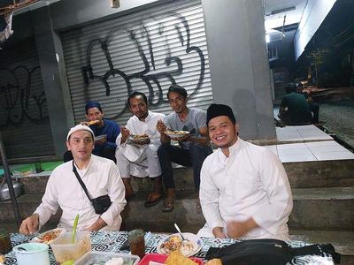 Gary Iskak Saat Nongkrong di Kafe dan Jajan Kaki Lima