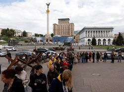 Gegara Prangko Ini, Warga Antre Panjang di Kantor Pos Kyiv, Ukraina