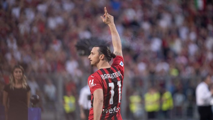 REGGIO NELLEMILIA, ITALY - MAY 22: Zlatan Ibrahimovic of AC Milan celebrates after their side finished the season as Serie A champions during the Serie A match between US Sassuolo and AC Milan at Mapei Stadium - Citta del Tricolore on May 22, 2022 in Reggio nellEmilia, Italy. (Photo by AC Milan/AC Milan via Getty Images)