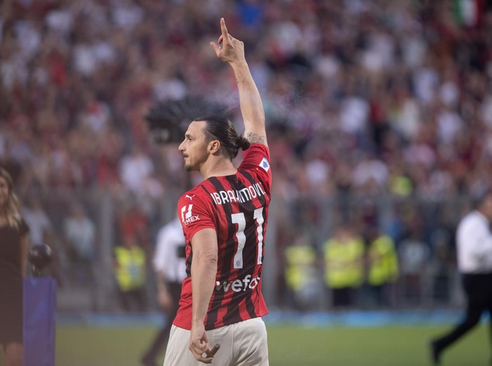 REGGIO NELL'EMILIA, ITALY - MAY 22: Zlatan Ibrahimovic of AC Milan celebrates after their side finished the season as Serie A champions during the Serie A match between US Sassuolo and AC Milan at Mapei Stadium - Citta' del Tricolore on May 22, 2022 in Reggio nell'Emilia, Italy. (Photo by AC Milan/AC Milan via Getty Images)