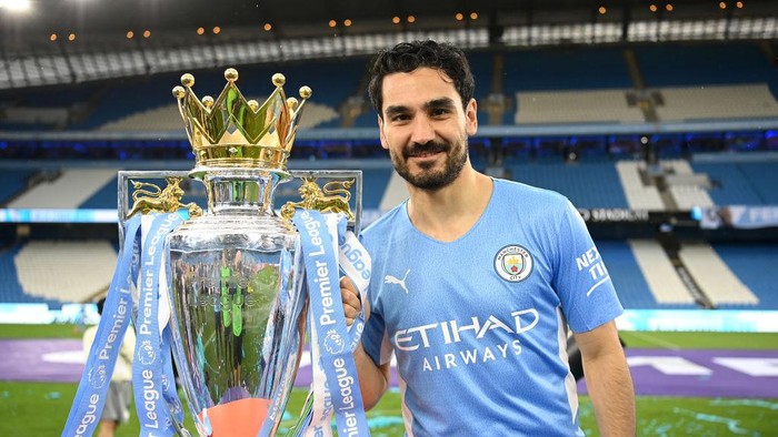 MANCHESTER, ENGLAND - MAY 22: Ilkay Guendogan of Manchester City celebrates with the Premier League trophy after their side finished the season as Premier League champions during the Premier League match between Manchester City and Aston Villa at Etihad Stadium on May 22, 2022 in Manchester, England. (Photo by Michael Regan/Getty Images)
