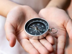 Konon Rumah Menghadap Timur Bikin Sial, Mitos atau Fakta?