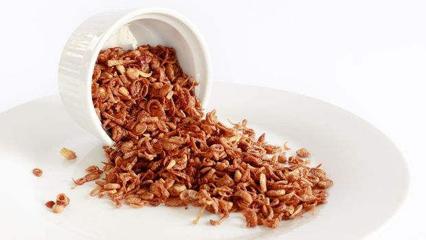 Fried shallots is commonly used in Asian food to garnish meals from cooked rice to curry. Its crisp texture and aroma enhance appetite.