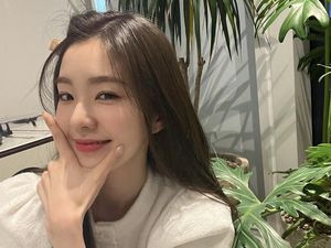 Gaya Irene Red Velvet Syuting di Bali, Pakai Sandal Jepit Saat Beli Indomie Gaya Irene Red Velvet Syuting di Bali, Pakai Sandal Jepit Saat Beli Indomie