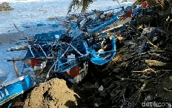 Ratusan Nelayan Sukabumi Nganggur Gegara Perahunya Hancur
