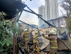 Kebakaran Rumah di Dekat Stasiun Kebayoran, 27 Mobil Damkar Dikerahkan