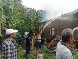 Rumah di Subang Kebakaran Diduga Akibat Korsleting Rumah di Subang Kebakaran Diduga Akibat Korsleting
