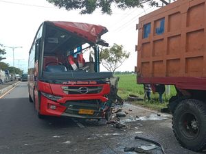 Bus Jurusan Surabaya Tabrak Truk di Pati, Belasan Korban Dilarikan ke RS