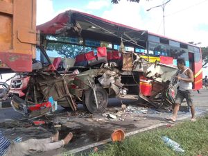 Tabrak Truk di Lingkar Pati, Bus AKAP Jurusan Surabaya Ringsek