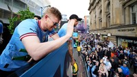 Rombongan Kevin De Bruyne cs disambut ribuan penggemar yang mengiringi sepanjang jalur parade bus. (Foto: Manchester City FC via Getty Ima/Matt McNulty - Manchester City)