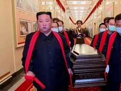 Momen Langka Kim Jong Un Jadi Pembawa Peti Mati Jenderal Korut