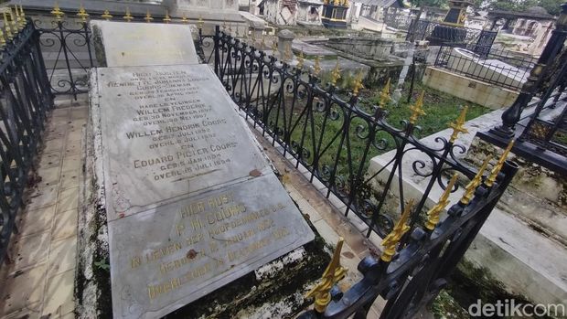 Kompleks Makam Peneleh Surabaya
