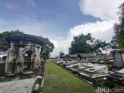 Menengok Tuan dan Puan Penghuni Makam Peneleh Surabaya