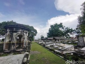 Menengok Tuan dan Puan Penghuni Makam Peneleh Surabaya Menengok Tuan dan Puan Penghuni Makam Peneleh Surabaya
