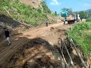 5 Hari Terputus Longsor, Jalan di Plampang Kulon Progo Akhirnya Bisa Dilewati