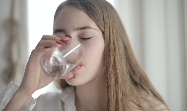 Perbanyak konsumsi air putih sesuai kebutuhan agar tubuh tetap terhidrasi