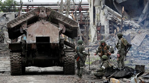 Kuasai Pabrik Baja Azovstal, Pasukan Rusia Bersihkan Sisa-sisa Ranjau Russian service members work on demining the territory of Azovstal steel plant during Ukraine-Russia conflict in the southern port city of Mariupol, Ukraine May 22, 2022. REUTERS/Alexander Ermochenko