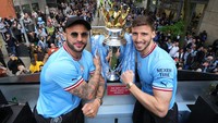 Kyle Walker dan Ruben Dias foto bareng trofi Premier League di atas bus atap terbuka. (Foto: Manchester City FC via Getty Ima/Matt McNulty - Manchester City)