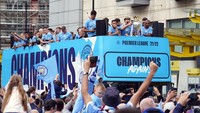 Trofi Premier League diarak-arak menggunakan bus atap terbuka satu hari usai kemenangan Man City atas Villa. (Foto: PA Images via Getty Images/Tim Goode - PA Images)