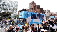 Parade bus Man City dimulai dari Exchange Square menuju panggung juara di Beetham Tower. (Foto: Getty Images/Lewis Storey)