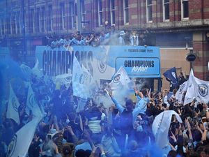 Manchester Membiru Saat Man City Rayakan Juara Liga Inggris