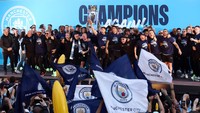 Trofi Premier League Manchester City diangkat bersama para penggemar di panggung juara. (Foto: Getty Images/Jan Kruger)