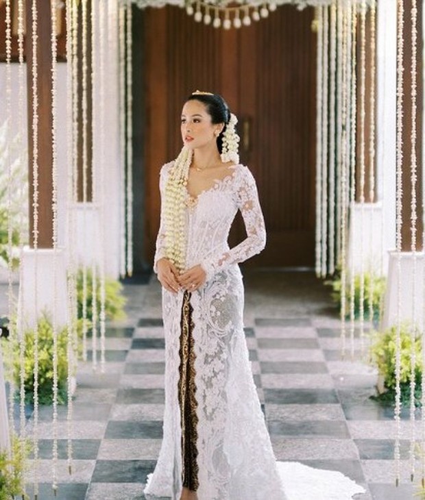 Menikah pada tanggal 22 Mei 2022, Maudy Ayunda mengenakan gaun pengantin model kebaya panjang berwarna putih