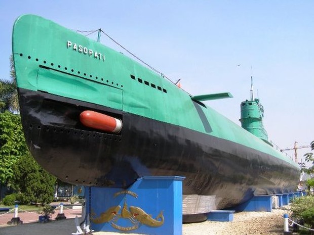 Monkasel alias monumen kapal selam yang menjadi ikonik di tengah pusat kota Surabaya