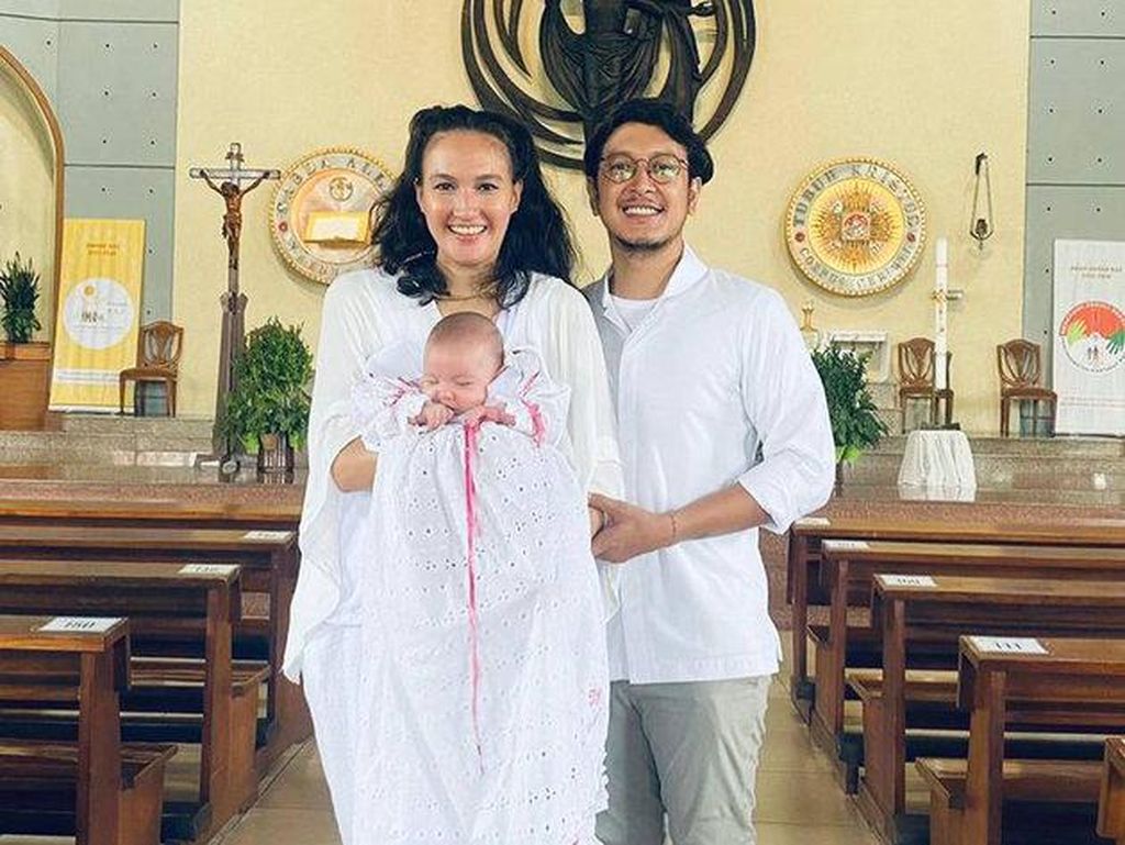 7 Momen Djiwa, Anak Nadine Chandrawinata Dibaptis, Pakai Dress Bekas Ibunya
