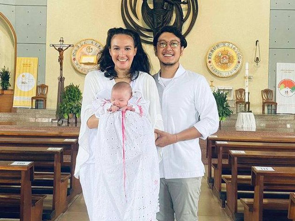 7 Momen Djiwa, Anak Nadine Chandrawinata Dibaptis, Pakai Dress Bekas Ibunya 7 Momen Djiwa, Anak Nadine Chandrawinata Dibaptis, Pakai Dress Bekas Ibunya