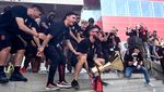 Foto Parade Bus AC Milan, Sang Juara Liga Italia!