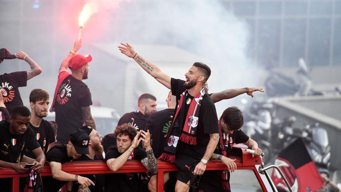 Olivier Giroud of AC Milan and other AC Milan players parade on a double decker bus in Milan, on May 23, 2022 one day after AC Milan won the Italian Serie A football match between Sassuolo and AC Milan. (Photo by Piero CRUCIATTI / AFP) (Photo by PIERO CRUCIATTI/AFP via Getty Images)