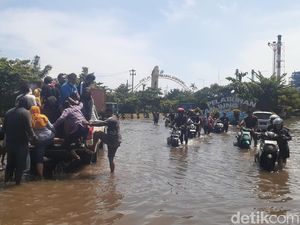 Banjir Rob di Pelabuhan Semarang Masih Tinggi, Warga Nekat Evakuasi Motor