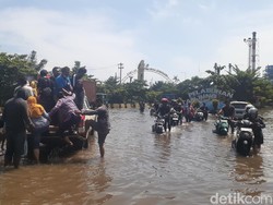 Banjir Rob di Pelabuhan Semarang Masih Tinggi, Warga Nekat Evakuasi Motor
