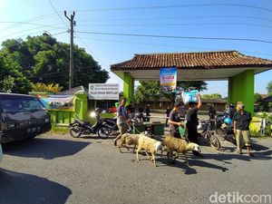 Pasar Hewan Magelang Ditutup, Pedagang Jualan Kambing di Pinggir Jalan Pasar Hewan Magelang Ditutup, Pedagang Jualan Kambing di Pinggir Jalan