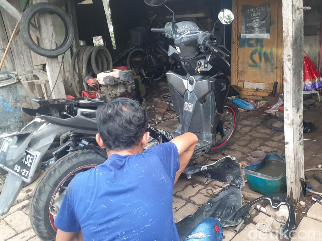Cuan di Balik Banjir Rob Semarang, Bengkel Motor Kebanjiran Pelanggan