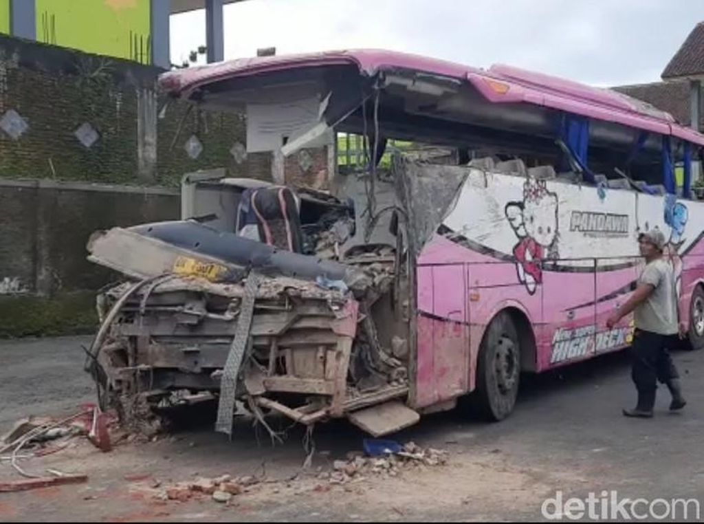 Snapshot: Melihat Bangkai Bus Maut yang Teronggok di SPBU Ciamis