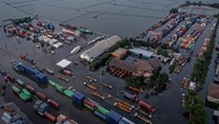 185 Kontainer di Pelabuhan Tanjung Emas Jadi Korban Banjir Rob