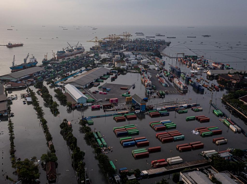 Penampakan Pelabuhan Tanjung Emas Semarang Saat Terendam Banjir Rob