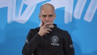 Pep Guardiola menikmati titel Liga Inggris keempatnya dengan mengisap cerutu di panggung juara. (Foto: Visionhaus/Getty Images/Visionhaus)