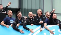 Pep Guardiola dan jajaran staf pelatih Man City juga larut dalam euforia parade bus juara. (Foto: Getty Images/Lewis Storey)