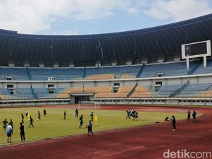 Bandung PPKM Level 1: Penonton di Stadion Dibatasi 75 Persen Bandung PPKM Level 1: Penonton di Stadion Dibatasi 75 Persen